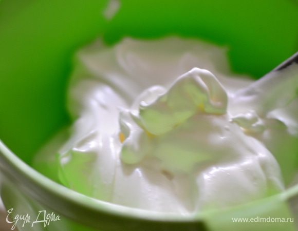 Готовим крем. Белки взбить с половиной нормой сахара и пару каплями лимонного сока до мягких,гладких и устойчивых пиков.