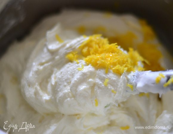 Хорошо взбить творог с остальной половиной нормой сахара,добавить ваниль,в конце добавить лимонную цедру и сок лимона,перемешать.