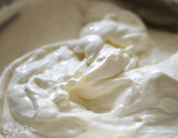 Соединить обе массы аккуратно лопаткой и перемешать до однородности.