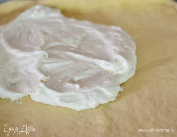 Готовое тесто раскатать в прямоугольник по размеру с вашей формы,обязательно сделать небольшие  бортики Выложить на тесто творожную массу.