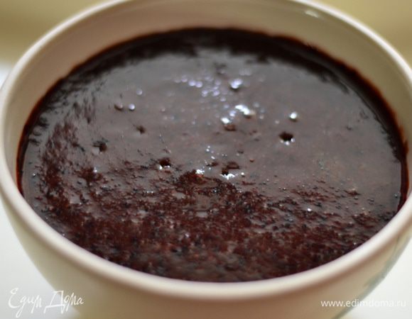 Приготовить мусс,если сливы твердые и кислые,поставить их на огонь(очищенные от шкурки и косточек),проварить с сахаром (по вкусу) до размягчения,добавить чернику и взбить блендером до однородности.Если сливы мягкие и сладкие,как у меня, просто взбить с черникой.