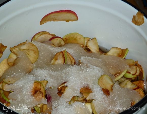 яблоки я беру крепкие. очень красиво получается варенье, когда кусочки цельные. не разваливаются. они получаются прозрачными при варке, похожи на цукаты. яблоки режем всей семьей тоненькими сегментами, складываем сразу в кастрюлю, в которой будут яблочки превращаться в ароматную сладость, периодически пересыпая их сахаром. беру всего 1 кг на всю массу. когда кастрюлька наполнена, оставляем ее на ночь. или просто на несколько часов. яблочки дадут сок и не надо варить сироп. 