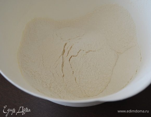 В миску просейте муку с солью.