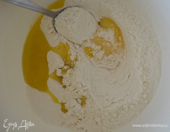 Добавьте масло, желток и перемешайте.