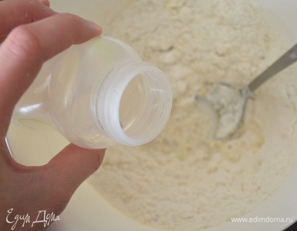 Влейте 100 мл теплой воды и замесите тугое тесто.