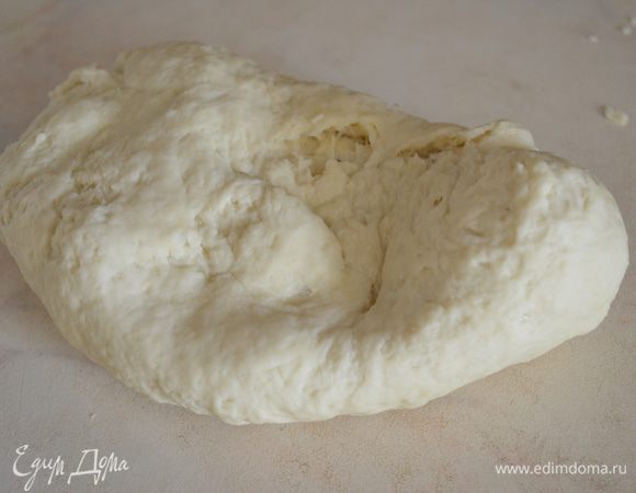 Выложите тесто на стол и вымесите. Заверните его в пленку и отставьте в сторону на 30 минут.