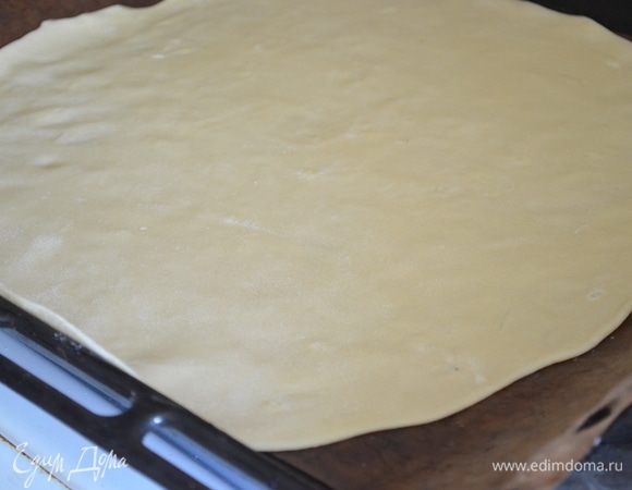 Тесто раскатайте в тонкий круг и перенесите на противень, застеленный бумагой (бумагу смажьте маслом).