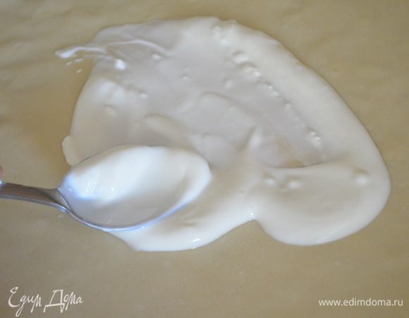 Тесто смажьте сметаной.