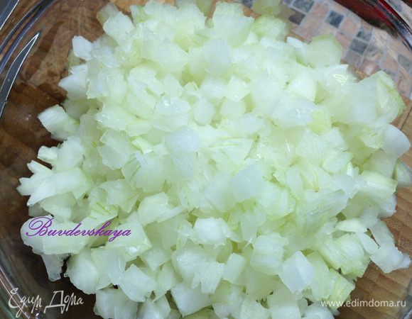 Лук нарезать мелкими кубиками.