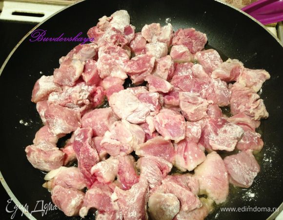 Мясо нарезать небольшими кусочками  и обвалять немного в муке. Обжарить на разогретом топленом масле с двух сторон до золотистой корочки. Немного посолить.
