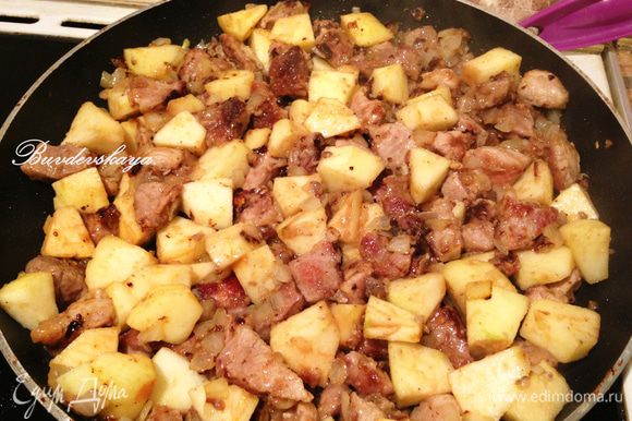 Добавить к мясу лук и готовить 5 минут. Добавить яблоки и готовить на небольшом огне, периодически помешивая еще минут 15.