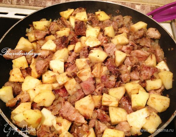 Добавить к мясу лук и готовить 5 минут. Добавить яблоки и готовить на небольшом огне, периодически помешивая еще минут 15.