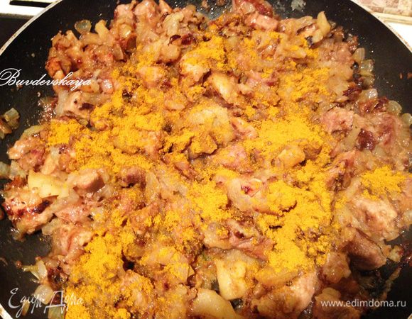 Добавить карри, посолить, поперчить. Тушить под крышкой на слабом огне в течении 10-15 минут. Добавить чеснок, пропущенный через пресс. Посыпать мелко нарезанной  кинзой. ENJOY!