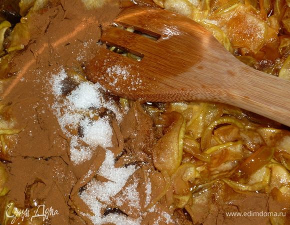 перед последней пятиминуткой мы начинаем колдовать вдвойне. добавляем в варенье ароматные штучки. корица и ванильный сахар придадут аромат , похожий на молочный шоколад или мороженое