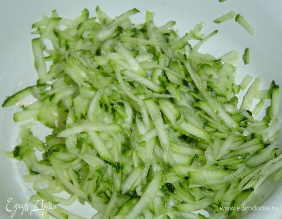 Кабачок натираем на крупной терке.