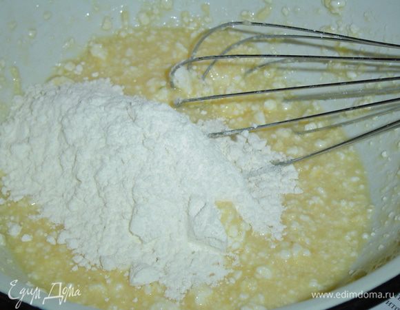 Яйца взбиваем с солью, затем добавляем творог, размягченное сливочное масло, муку, соду, соль по вкусу и хорошо перемешиваем.