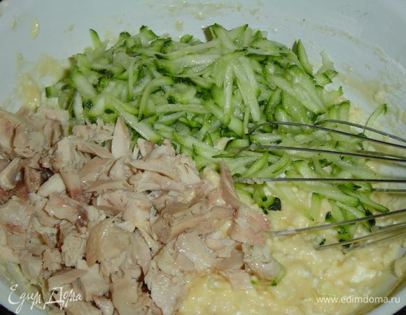 В полученную смесь добавляем измельченный кабачок, а также отваренную и нарезанную маленькими кусочками курицу, и еще раз хорошенько перемешиваем.