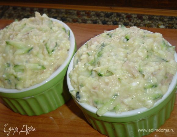 Приготовленную массу выкладываем в формы,