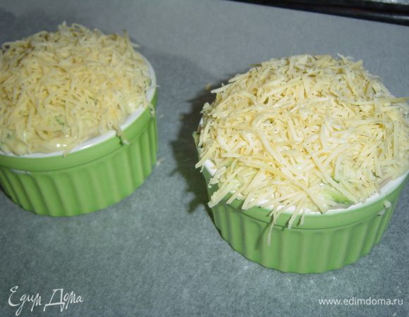 сверху посыпаем натертым сыром.