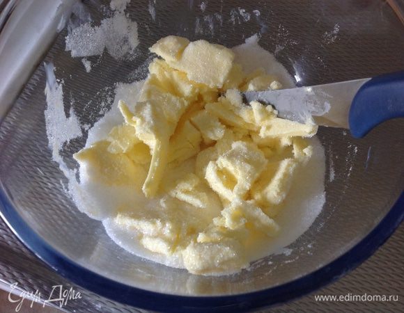 Масло взбейте с сахаром (я рублю масло ножом, пока сахар не примет все масло). 