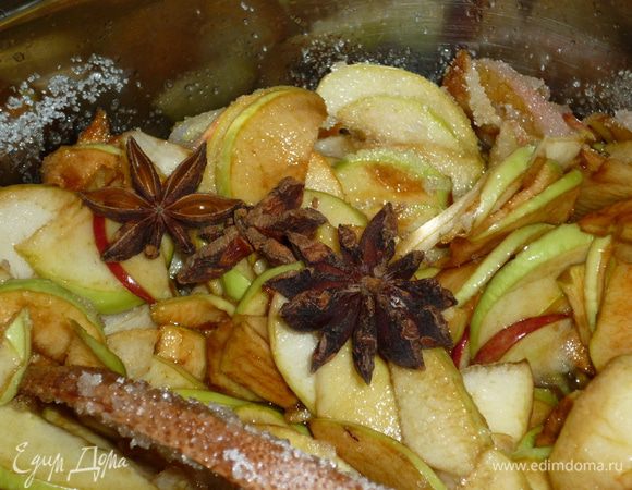 анис...его можно добавлять и в начале варки, и в конце. райский аромат. можно добавить любые цитрусовые, порезанные тонкими колечками, или просто цедру