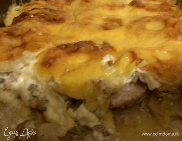 Картофель очистить, порезать кольцами, свинину помыть, порезать тонкими пластинками (можно отбить, но я не отбивала), лук нарезать полукольцами, все сложить в противень, сначала картофель, затем свинину, далее лук, слои посолить, поперчить по вкусу. 
