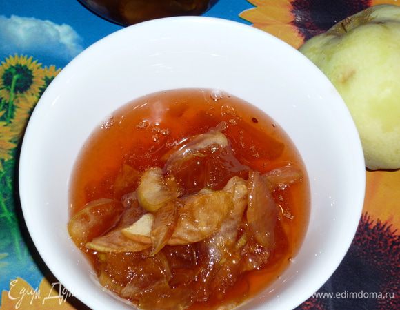 горячее варенье перекладываем в стерильные баночки, а остатки - в мисочку. наливаем чаек и...