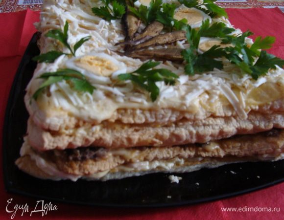 Собрать слоеный салат.
1. На первый слой теста равномерно нанести сырную смесь.
2. Накрыть следующим слоем теста и покрыть его измельченными шпротами.
3. Далее тесто и яичная смесь.
4. Верхний,он же 4й слой теста смазать майонезом,посыпать оставшейся 1/3 частью тертого сыра, украсить яйцом и петрушкой.
