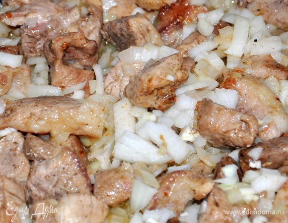 Лук и чеснок мелко порезать, добавить к мясу. Готовить до мягкости в том же режиме.