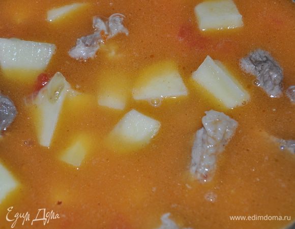 Долить воды - только чтобы покрыла поверхность продуктов в чаше. Закрыть крышку и включить режим "тушение" до готовности.