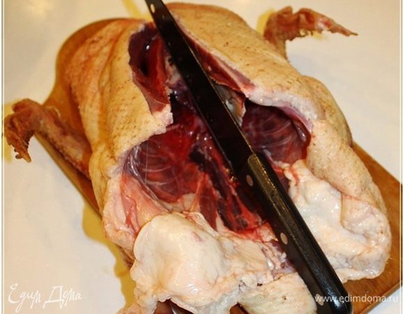 А дальше тушку разваливаем вдоль грудки. Но не насовсем разваливаем. А делаем продольный разрез.