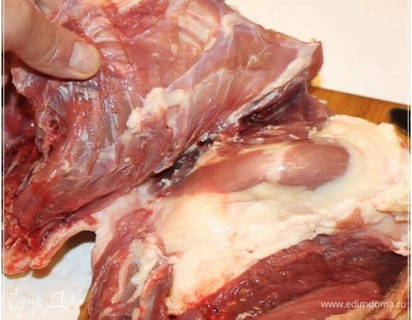 И тут наступает одна из самых сложных (ну для меня, по крайней мере) операций в этом всем процессе. Надо удалить из утки скелет. Надрезаем…, подрезаем…, отделяем. Стараемся при этом оставить максимум мяса на том месте, где оно и было.