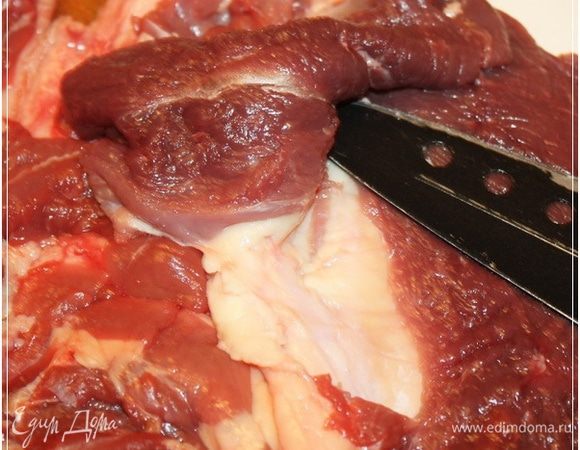 Потом грудкины доли надрезаем вдоль, выбирая середину.