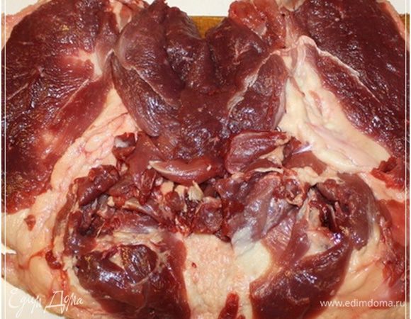 И заворачиваем надрезанные доли внутрь тушки. 
Добиваемся … чтобы получилась такая распластанная тушка …вроде как лист … плоский. Вся мясом покрытая.
И на этом с тушкой закончили. Можно еще отбить немного, как в исходном рецепте было, но я не стал. Утки у нас и так нежные и мягкие.