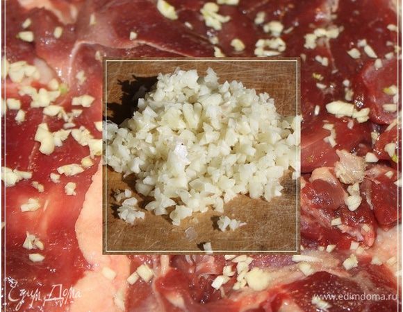 Отодвинем в сторонку доску с утиным пластом и займемся внутренним содержанием. То есть тем, что и составит … именно «рулет»
Нарубим несколько зубков чеснока. Количество? Тут исключительно по вкусу. 
И равномерно рассыпаем этот рубленый чеснок на эту самую утку.
