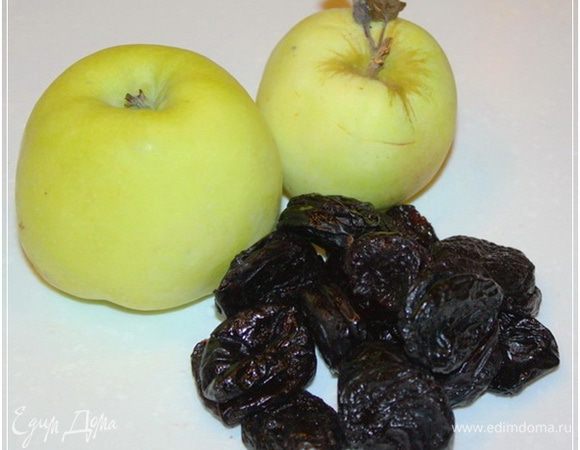 Основным компонентом начинки будут яблоки и чернослив. Яблоки, естественно антоновские. Хотя, скажу вам по секрету, эти яблоки из Орла. И все-таки для настоящей антоновки в них сладковатости чрезмерно. Наверное, гибрид какой-то. Хотя сочные, ароматные и довольно все-таки кислые.  
