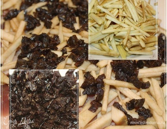 Яблоки почистили и нарезали соломкой.
Чернослив изрезали в чуть менее чем среднюю крошку.
А потом выкладываем это все нарублено-резанное яблочно-черносливовое, очень, кстати, ароматное и вкусное, внутренне содержание на то место, которое ему и предназначено. 
