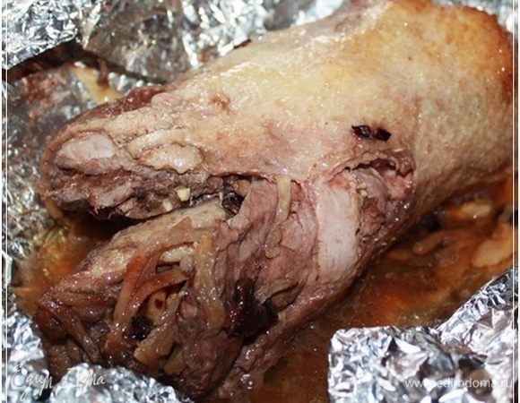 И в таком раскрытом состоянии опять отправляем рулет в духовку. На двадцать минут. Чтобы немножечко подрумянить.
Да … в процессе этого подпекания, раза три откройте духовку и облейте рулет жирком из поддона. Лишним не будет, сами увидите.
