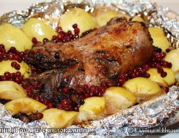 Как вам? Про ароматы говорить ничего не буду. Описать просто не смогу. Не дано.
Рулет он, вроде как, должен употреблять в холодном виде. НО!!! Я, конечно не выдержал. Кусок себе отхватил.
