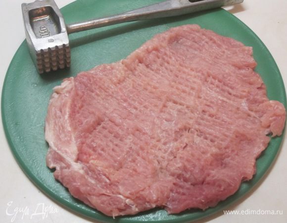 Свинину вымыть, обсушить, удалить жир и разрезать на порционные куски. Каждый кусок хорошо отбить с двух сторон, сбрызнуть лимонным соком, натереть солью.