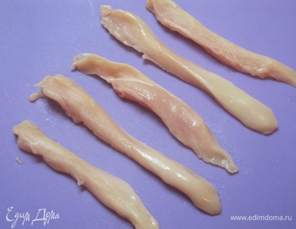 Куриное филе вымыть, обсушить на бумажном полотенце и нарезать узкими полосками.