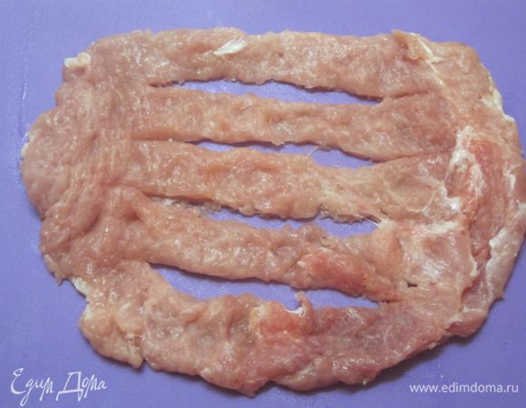 В каждой свиной отбивной острым ножом сделать прорези, но не дорезая кусок мяса до края 1-2 см.