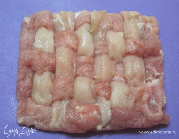 В прорези на свиной отбивной продеть полоски куриного филе, чтобы получилось переплетение типа "корзинки".