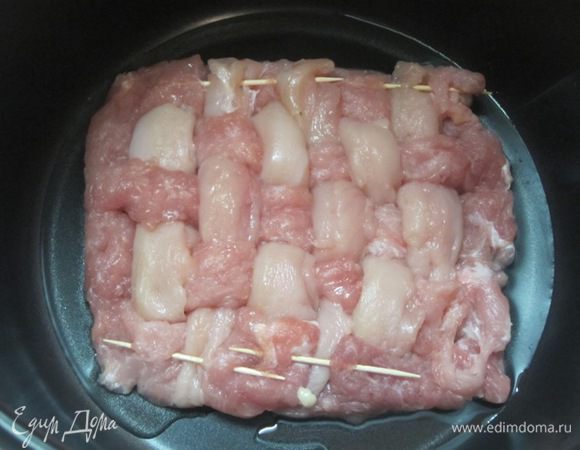 Выложить "плетенку" в чашу мультиварки. Поставить "Экспресс-режим" на 10 минут. Затем перевернуть на другую сторону еще на 10 минут.