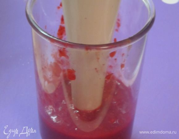 Приготовить соус: малину с сахаром с помощью блендера разбить в пюре.