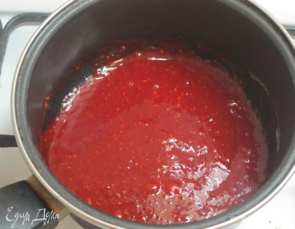 Ягодное пюре прокипятить 5 минут и добавить муку до загустения.