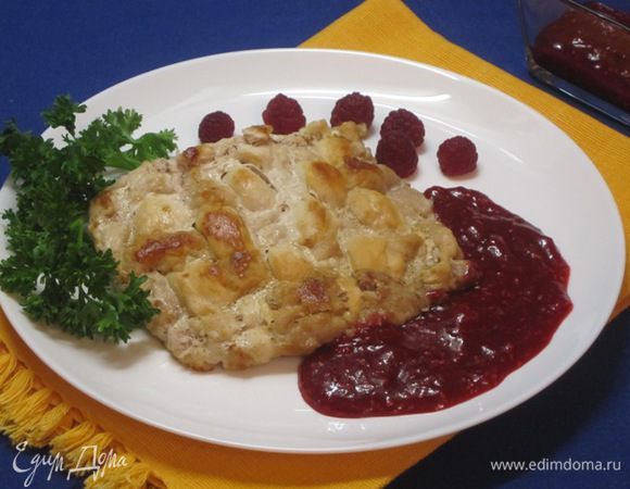 Готовые отбивные "плетенки" выложить на тарелку и полить соусом.