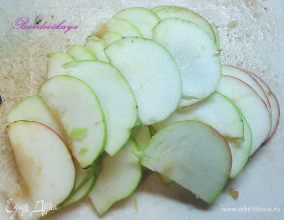 Нарезать яблоки ломтиками в кухонном комбайне, так лучше и быстрее будет выделяться сок. Если нет комбайна, разрезать яблоки минимум на 6 частей. Кожуру снимать не нужно.