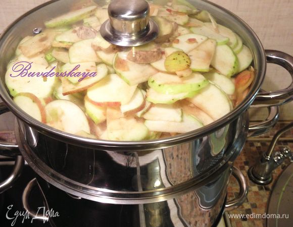  В нижнюю часть соковарки наливаем воду, сверху ставим резервуар для сборки сока и наверх фруктовницу. Накрываем крышкой и ставим на средний огонь. Через 1-1,5 часа сок готов. Важно периодически проверять уровень воды в нижнем резервуаре- при необходимости долить и уровень готового сока- перелить через трубочку (шланг) в стерилизованные бутылки и плотно их закрыть или закатать в банки. А из оставшихся яблок можно приготовить повидло или испечь с ними пирог. ENJOY !