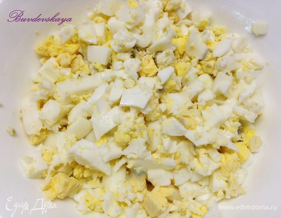 Яица очистить и нарезать мелкими кубиками и переложить в салатник.